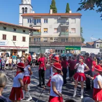FOTO: 50 let Praznika terana in pr&scaron;uta napolnilo Dutovlje