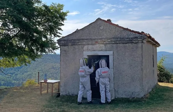 Gasilci iz Materije so v zaščitnih kombinezonih previdno vstopili v 
kapelico Matere božje, ki so jo sršeni letos prikrajšali za svečano mašo.