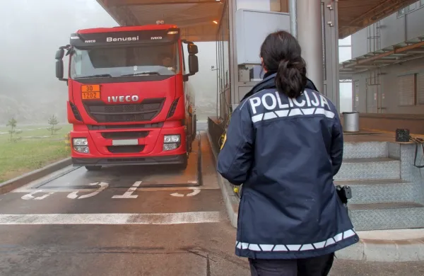 Policisti na mejnem prehodu Starod so pozorni na goljfuije tovornjakarjev. 