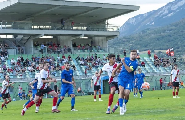 Ajdovci (v modrih dresih) so tudi proti Fužinarju ostali praznih 
rok. 