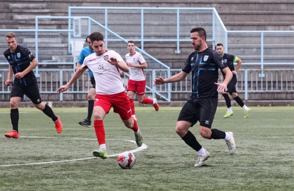 Izolani (v temnejših dresih) so  na domačem stadionu za tretjeligaški uvod  remizirali, zdesetkani Brici pa  dvoboja s Šenčurjem 
niso končali.  