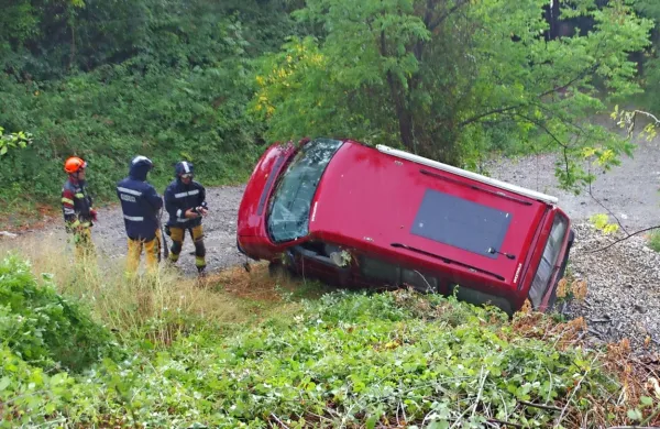 Nizozemski par je pri Avčah s kombijem pristal pod cesto.