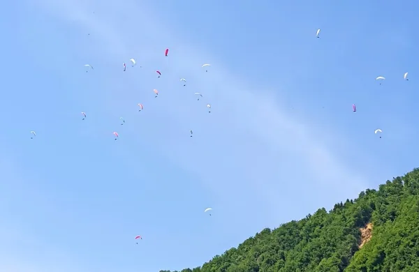 Na nebu nad posoškimi kraji je v času turistične sezone precejšnja 
gneča.