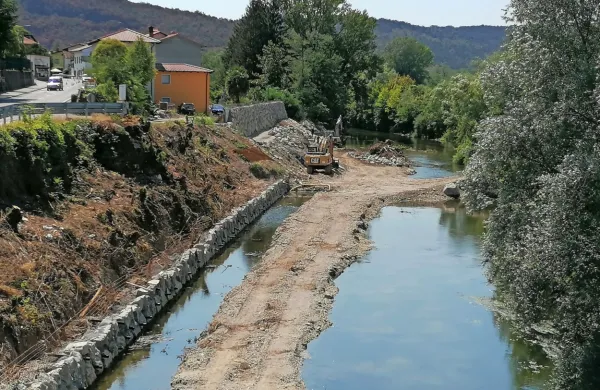 V središču Mirna ob Vipavi urejajo brežino, da bi zaščitili  hišo pred 
poplavami in cesto pred erozijo. 