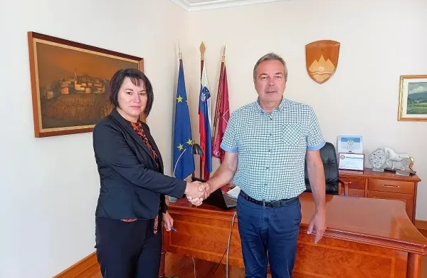 Nova direktorica sežanske občinske uprave Maja Ravbar Nusdorfer in župan David Škabar.