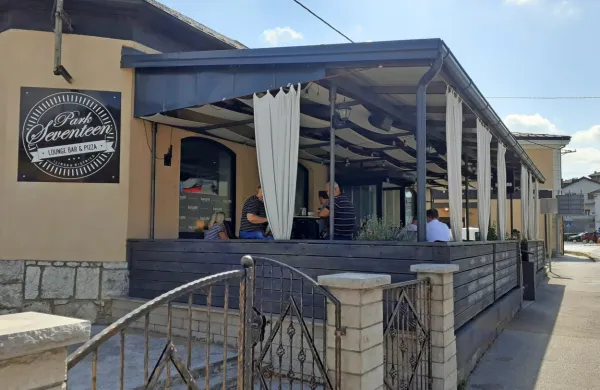 Tuja družina je  ob odhodu iz   Lounge bara in picerije Park 
seventeen v Ilirski Bistrici tam pozabila žensko torbico z 10.000 
evri. 