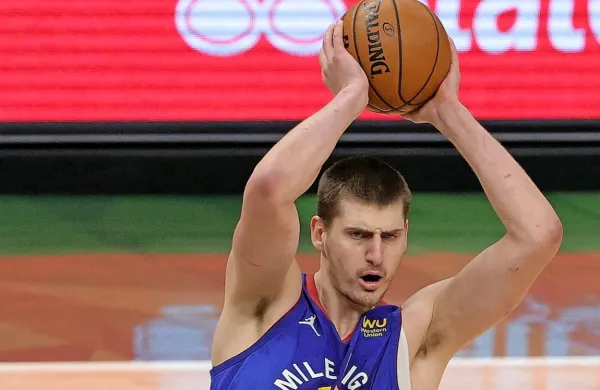 Grk Giannis Antetokounmpo (spodaj) in Srb Nikola Jokić bosta 
med največjimi zvezdniki bližnjega evropskega prvenstva.