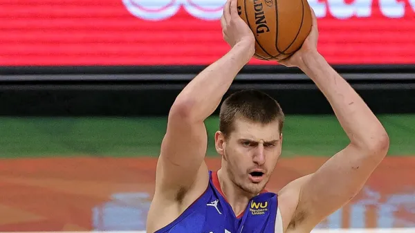 Grk Giannis Antetokounmpo (spodaj) in Srb Nikola Jokić bosta 
med največjimi zvezdniki bližnjega evropskega prvenstva.