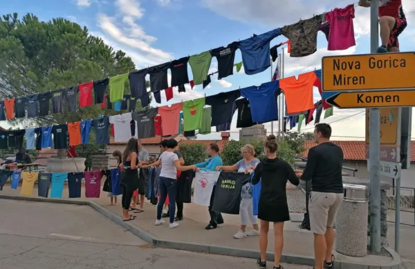 Več kot 300 majic so že obesili, vsak dan pa prihajajo še nove. 