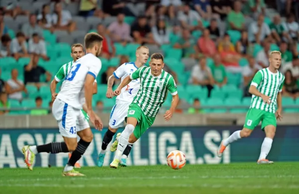 Novogoričani (v modro-belih dresih) so v Ljubljani izgubili četrtič 
zapored, Olimpija pa je zmagala še petič na petih prvenstvenih 
tekmah.