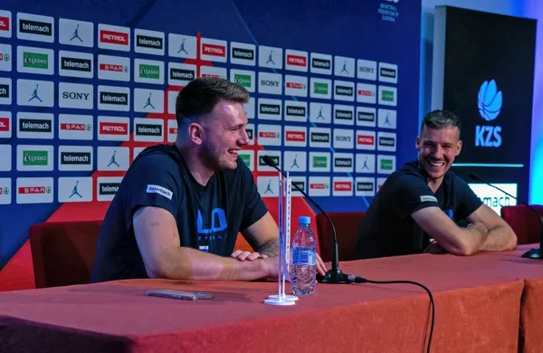 Luka Dončić (levo) in Goran Dragić sta v reprezentanci zamenjala 
vlogi