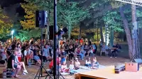 V Kubedu pod borovci se lepo ujamejo glasba, narava, sproščeno vzdušje ob pijači in jedači ...  
