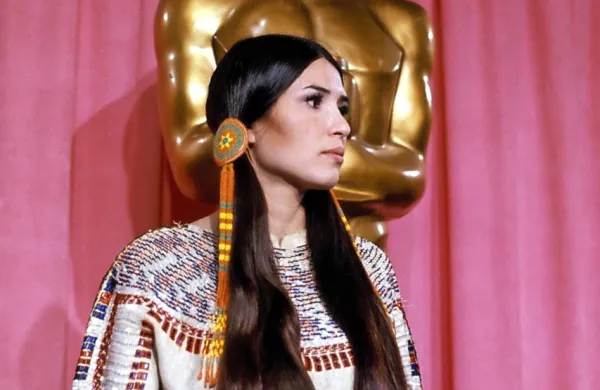 Sacheen Littlefeather je kot 26-letna igralka leta 1973 v Brandovem imenu na podelitvi oskarjev med drugim dejala, da v ZDA 
ne bi smeli sprejemati nagrad, dokler se ne bodo bistveno 
izboljšali življenjski pogoji ameriških domorodcev.