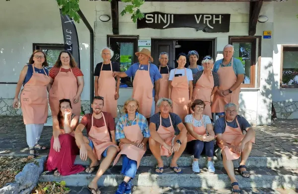 Udeleženci in strokovni sodelavci letošnje  likovne kolonije Umetniki za karitas.