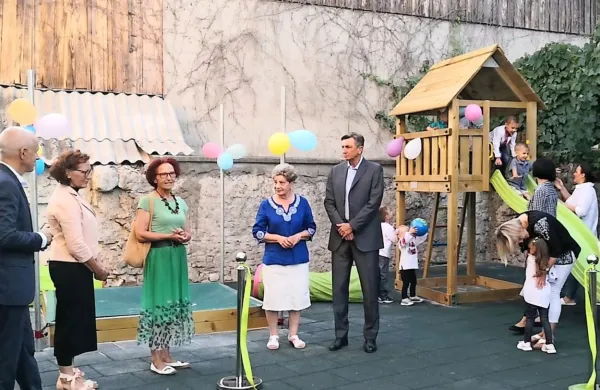 Novo igrišče je v družbi otrok in predstojnice sirotišnice  odprl predsednik republike Borut Pahor.