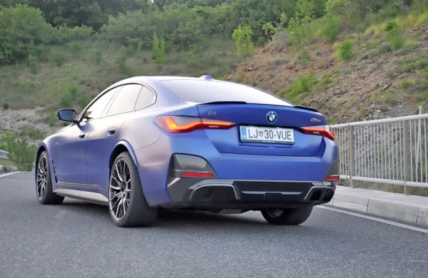 Dva električna motorja razvijata kar 400 kilovatov moči, s čimer ta 
BMW na cesti lahko postane izjemno brutalen.