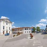 Župnijska cerkev sv. Mohorja in Fortunata je  prvič omenjena leta 1470. 