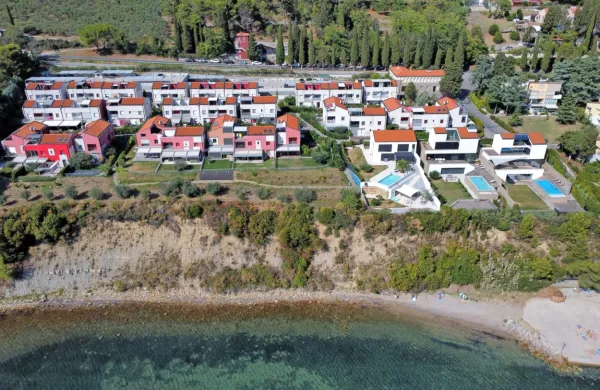 Parceli, ki ju želi pridobiti občina Ankaran, sta levo od bazenov in 
tik nad klifom. 