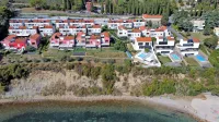 Parceli, ki ju želi pridobiti občina Ankaran, sta levo od bazenov in 
tik nad klifom. 