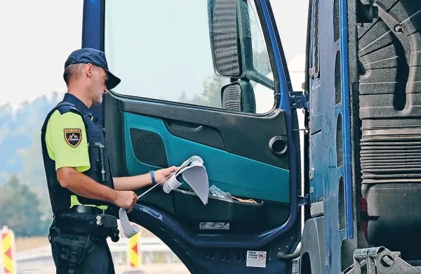 Policisti ob vsakem nadzoru voznikov tovornjakov ugotavljajo, da 
nekateri med njimi med vožnjo delajo še vse drugo, s čimer seveda 
ogrožajo sebe in ostali promet.