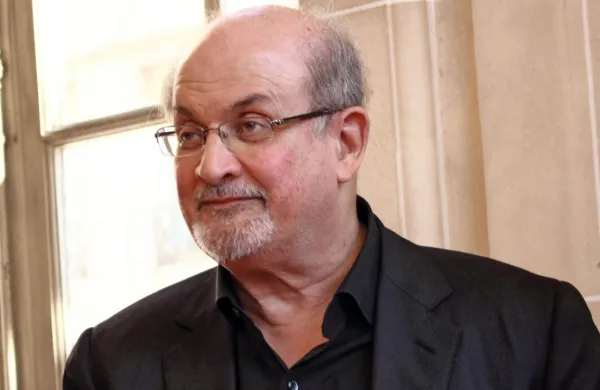 Salman Rushdie se mora skrivati od leta 1989 - a nikakor se ne pusti utišati.  