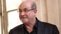 Salman Rushdie se mora skrivati od leta 1989 - a nikakor se ne pusti utišati.  