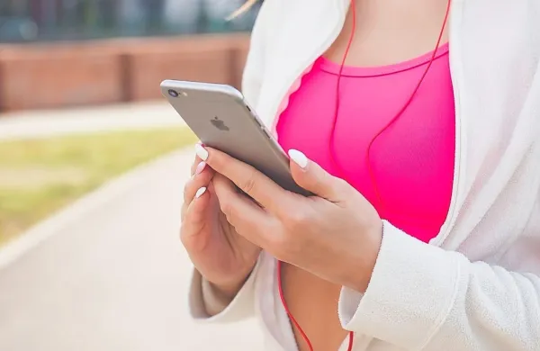 Apple opozarja na napako, ki hekerjem omogoča vdor v iPhone