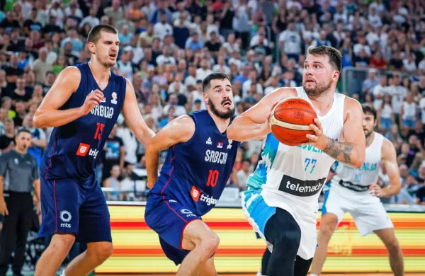 Dvoboj zvezdnikov: levo Nikola Jokić, desno Luka Dončić