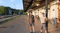  Francoska “lovca” na vlake Philippe Charles Veyre in Alexis 
Sebastien Garnier (z leve) na novogoriški železniški postaji. 