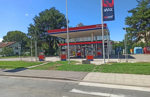 Včeraj popoldne je neznani moški oropal manjši Petrolov bencinski servis na Vojkovi ulici v Novi Gorici. 