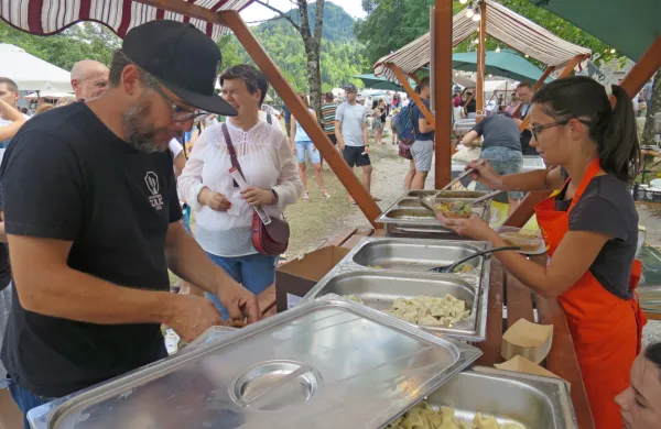 Navkljub rekordnemu obisku praznika idrijskih žlikrofov minulo 
soboto tradicionalne, zaščitene rudarske jedi  ni zmanjkalo.