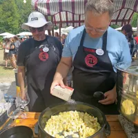 Ob dveh  omakah k idrijskim žlikrofom lanskih masteršefovcev - 
Adama in Ljubislava - so ostali ponudniki dodali še 17 sodobnih 
omak.