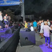 Pod odrom Primorskih fantov jih je veliko   plesalo, prevladovali so 
starejši. Po njihovem nastopu so se na oder vrnili Ne me jugat in 
praznik končali s priredbo Kreslinove  Od višine se zvrti.    