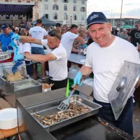 Gostinci so se dogovorili za enotno ceno. Sardele, girice, škarpene 
in pedoče so ponujali  po osem evrov. Dobre volje so bili tudi 
obiskovalci.  