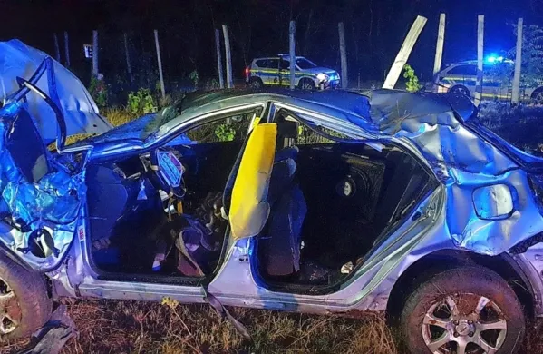 V zmečkanem avtomobilu sta jo voznik in sopotnica kljub 
poškodbam še dobro odnesla. 