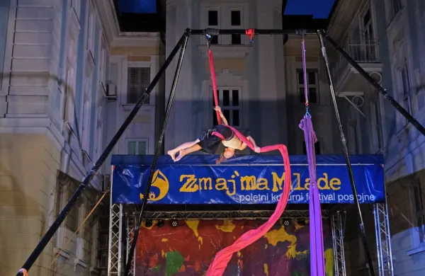 Zmaj 'ma mlade (fotografija je z lanskega festivala)  je kolaž različnih 
kulturnih dogodkov, ki izboljšajo poletno kulturno ponudbo Postojne.