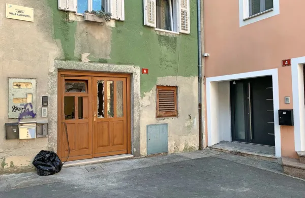 Ponoči   je  v  Župančičevi  ulici  v  Kopru odjeknila eksplozija. 
Poškodovala je  vhodna  vrata,  nekaj  oken na sosednjih stavbah in 
na enem avtomobilu. 