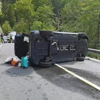 V Zali je v nedeljo popoldne  v prometni nesreči avtomobil obstal 
na boku. 