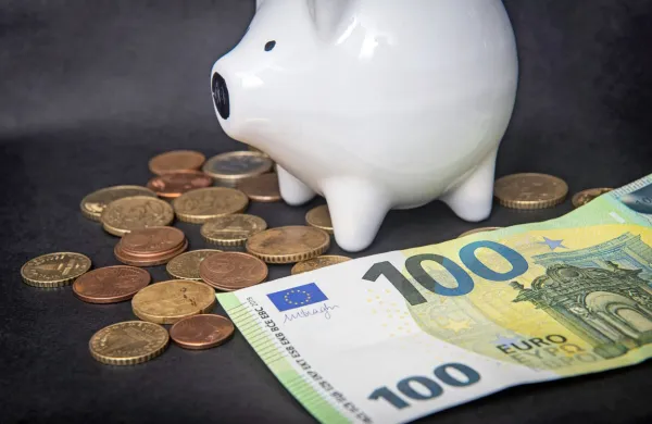 Povprečna neto plača za junij je bila  1307,61 evra.