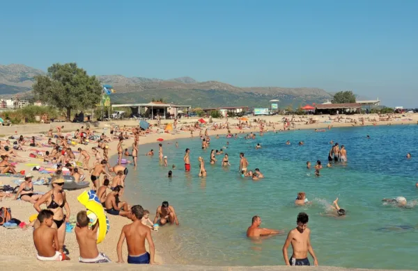 Hrvaško javnost  razburja predlog novega zakona o pomorskem 
dobrem in morskih pristaniščih. Ta po mnenju kritikov omogoča 
ograjevanje plaž in zaračunavanje vstopa nanje.