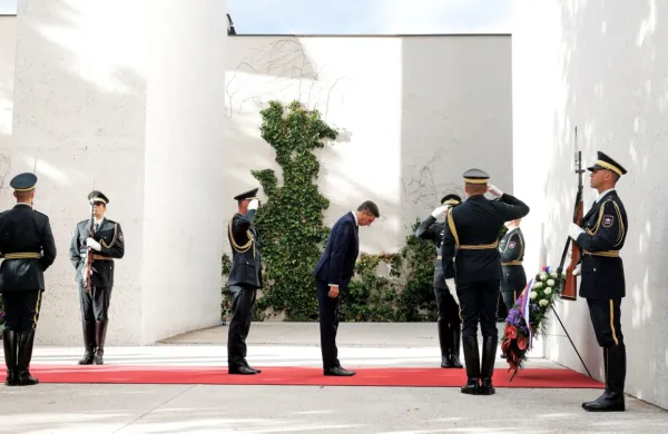 Predsednik republike Borut Pahor je ob evropskem dnevu spomina na žrtve vseh totalitarnih in avtoritarnih režimov  položil 
venec k Spomeniku vsem žrtvam vojn in z vojnami povezanim 
žrtvam. 