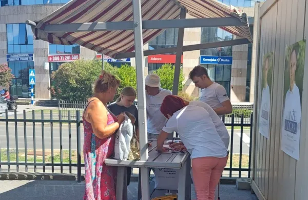 Volilci so lahko na stojnici oddali podatke, podpis  v podporo 
kandidatu  pa so morali še overiti. 