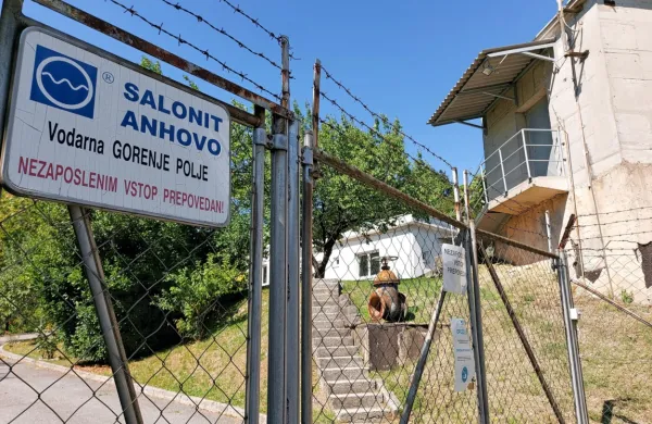 V kanalski občini  gasilci vodo za oskrbo višje ležečih krajev 
pobirajo v posodobljeni vodarni Močila. 