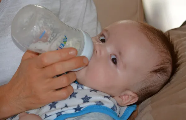 Glede na raziskave je bolje uporabljati steklene kot plastične 
stekleničke za mleko.