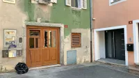 Ponedeljkova  nočna  eksplozija  je  poškodovala vrata  in  okna  na  več  stavbah,  pa tudi več  parkiranih  vozil.  