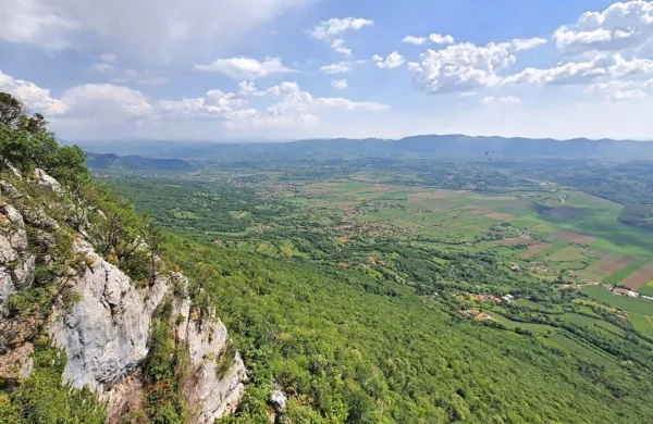 Z vodnim zajetjem ali več zajetji na robu Trnovske planote bi po 
mnenju nekaterih lahko odpravili sušo v Vipavski dolini.