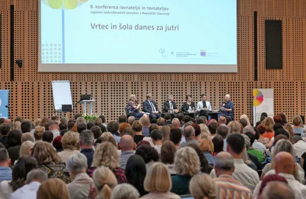 Novo šolsko leto se začenja na konvencionalen način, v šolah in 
brez mask, so izpostavili na konferenci ravnateljev slovenskih 
vzgojno-izobraževalnih zavodov. 