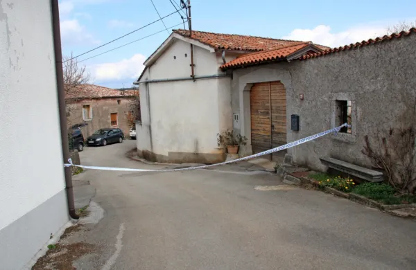 Preiskovalci  so  po  umoru  v  hiši zasegli  več  prepovedanih drog,  
pred dnevi  pa  so   tožilstvu  ovadili 39-letnika  iz  Zagorja  ob Savi,  ki  
naj  bi  umorjenega  oskrboval     z  nedovoljenimi  substancami.
