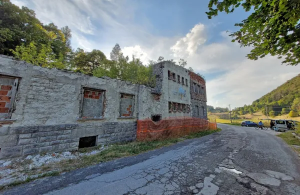 Hotel Poldanovec: nekdaj ponos Lokvi je v desetletjih postal neugledna ruševina, ki kazi podobo vasi. Novi lastniki imajo z njim 
zanimive načrte. 