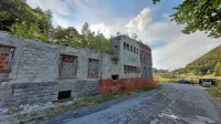 Hotel Poldanovec: nekdaj ponos Lokvi je v desetletjih postal neugledna ruševina, ki kazi podobo vasi. Novi lastniki imajo z njim 
zanimive načrte. 